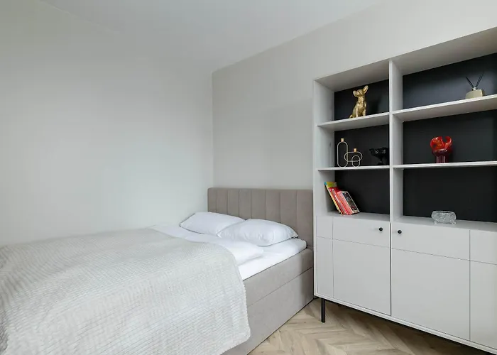 Cozy With Workspace In The Center By Renters Apartment