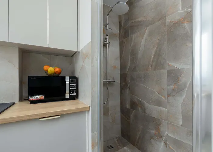 Cozy With Workspace In The Center By Renters *